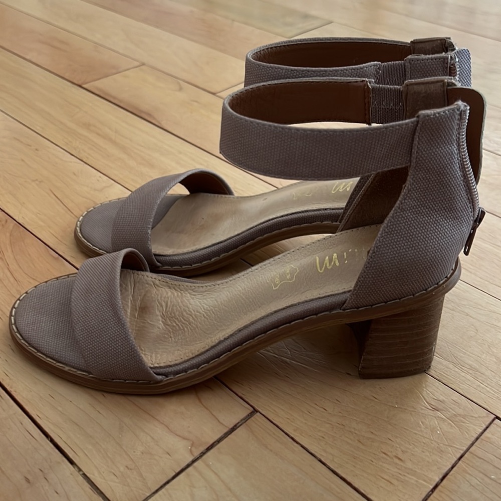 Low heeled sandals